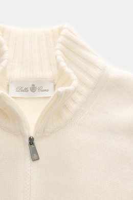 Nahaufnahme aus schräger Perspektive der Della Ciana Strickjacke creme mit Stehkragen, Zwei-Wege-Reißverschluss, flexible Rippbündchen, Regular Fit, mittelfeinem Strickbild, weichem Griff, Mix aus Cashmere und Merinowolle.