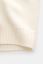 Nahaufnahme der cremefarbenen Della Ciana Strickjacke, Detailansicht der flexiblen Rippbündchen, mittelfeines Strickbild, Mix aus Cashmere und Merinowolle, weicher Griff.