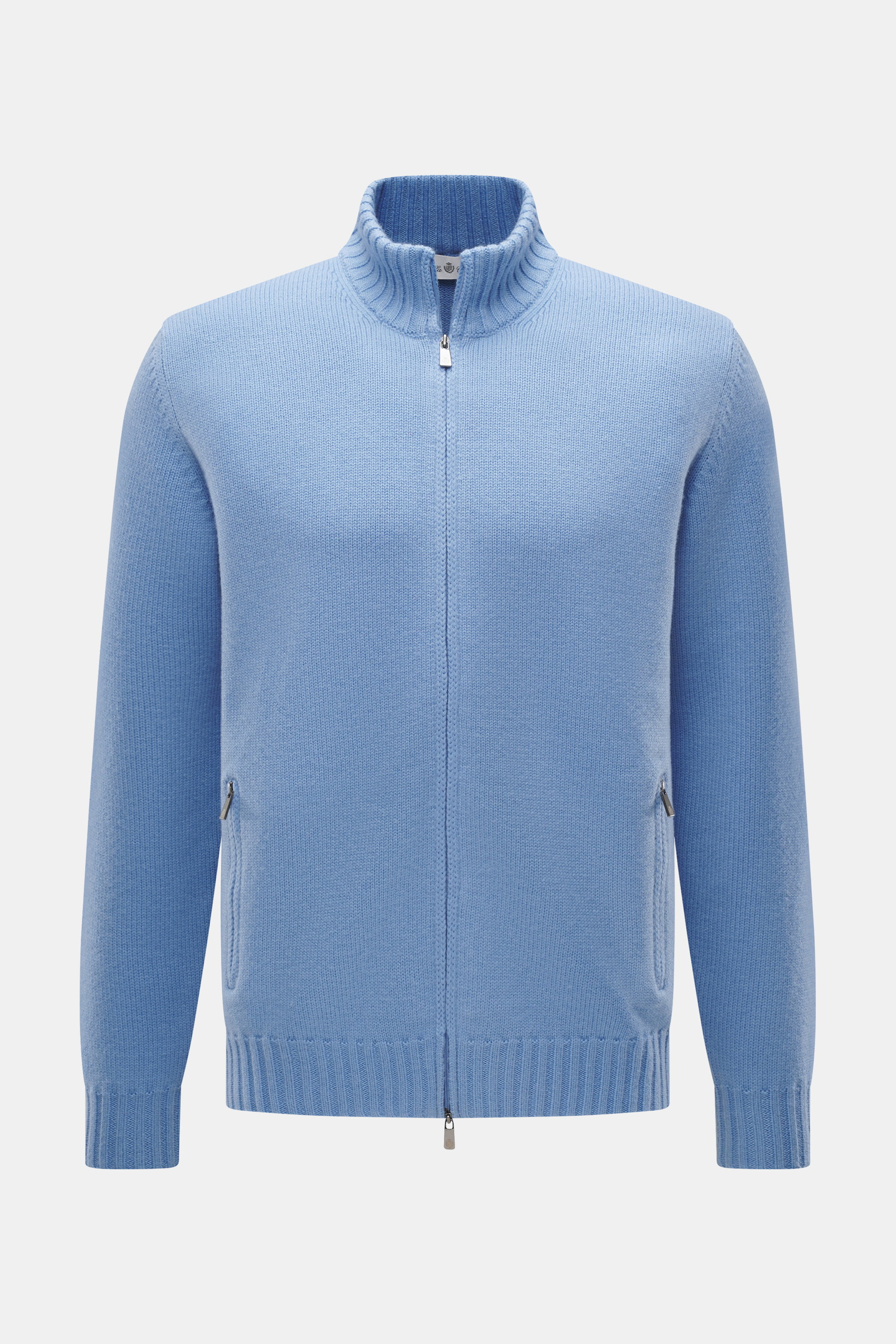 Della Ciana Strickjacke hellblau frontal fotografiert, Regular Fit, zwei-Wege-Reißverschluss, Stehkragen, flexible Rippbündchen, mittelfeines Strickbild, weicher Griff, Mix aus Cashmere und Merinowolle.