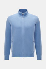Della Ciana Strickjacke hellblau frontal fotografiert, Regular Fit, zwei-Wege-Reißverschluss, Stehkragen, flexible Rippbündchen, mittelfeines Strickbild, weicher Griff, Mix aus Cashmere und Merinowolle.