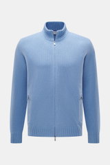 Della Ciana Strickjacke hellblau frontal fotografiert, Regular Fit, zwei-Wege-Reißverschluss, Stehkragen, flexible Rippbündchen, mittelfeines Strickbild, weicher Griff, Mix aus Cashmere und Merinowolle.