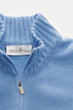Nahaufnahme der Della Ciana Strickjacke hellblau von oben, mittelfeines Strickbild, Stehkragen, Zwei-Wege-Reißverschluss, Regular Fit, weicher Griff, Mix aus Cashmere und Merinowolle, flexible Rippbündchen.