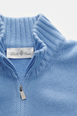 Nahaufnahme der Della Ciana Strickjacke hellblau von oben, mittelfeines Strickbild, Stehkragen, Zwei-Wege-Reißverschluss, Regular Fit, weicher Griff, Mix aus Cashmere und Merinowolle, flexible Rippbündchen.