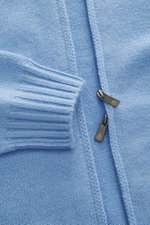 Nahaufnahme der Della Ciana Strickjacke hellblau von vorne, mittelfeines Strickbild, Mix aus Cashmere und Merinowolle, weicher Griff, Regular Fit, Zwei-Wege-Reißverschluss, Stehkragen, flexible Rippbündchen.