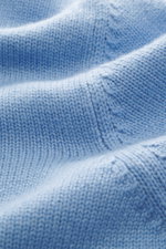 Nahaufnahme der Della Ciana Strickjacke hellblau mit mittelfeinem Strickbild, weichem Griff, aus Cashmere-Merinowolle, Regular Fit, Stehkragen.