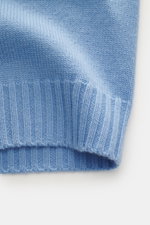 Nahaufnahme der Della Ciana Strickjacke hellblau im mittelfeinen Strickbild, Perspektive auf flexible Rippbündchen, Mix aus Cashmere und Merinowolle, weicher Griff, Regular Fit, Zwei-Wege-Reißverschluss und Stehkragen sichtbar.