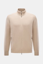 Della Ciana Strickjacke beige, frontale Nahaufnahme, Mix aus Cashmere und Merinowolle, weicher Griff, mittelfeines Strickbild, Regular Fit, Zwei-Wege-Reißverschluss, Stehkragen, flexible Rippbündchen.