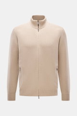 Della Ciana Strickjacke beige, frontale Nahaufnahme, Mix aus Cashmere und Merinowolle, weicher Griff, mittelfeines Strickbild, Regular Fit, Zwei-Wege-Reißverschluss, Stehkragen, flexible Rippbündchen.
