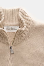 Della Ciana Strickjacke beige, Detailaufnahme von oben, mittelfeines Strickbild, Mix aus Cashmere und Merinowolle, weicher Griff, Regular Fit, Zwei-Wege-Reißverschluss, Stehkragen, flexible Rippbündchen.
