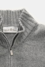 Nahaufnahme der Della Ciana Strickjacke grau meliert, von oben fotografiert mit Stehkragen, Zwei-Wege-Reißverschluss, Regular Fit, mittelfeinem Strickbild, weichem Griff aus Cashmere und Merinowolle, flexiblen Rippbündchen.