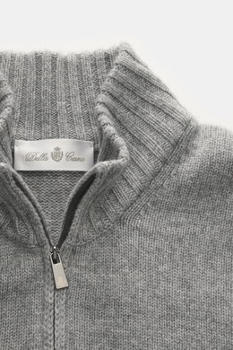 Nahaufnahme der Della Ciana Strickjacke grau meliert, von oben fotografiert mit Stehkragen, Zwei-Wege-Reißverschluss, Regular Fit, mittelfeinem Strickbild, weichem Griff aus Cashmere und Merinowolle, flexiblen Rippbündchen.