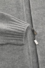 Nahaufnahme der Della Ciana Strickjacke grau meliert von oben, mittelfeines Strickbild, weicher Griff, Regular Fit, Stehkragen, Zwei-Wege-Reißverschluss, flexible Rippbündchen, Mix aus Cashmere und Merinowolle.
