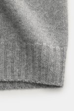 Nahaufnahme der graumelierten Della Ciana Strickjacke aus weichem Cashmere-Merinowoll-Mix mit mittelfeinem Strickbild, Regular Fit, Stehkragen, Zwei-Wege-Reißverschluss und flexiblen Rippbündchen, Detailansicht von oben.
