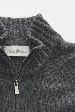 Nahaufnahme der Della Ciana Strickjacke dunkelgrau meliert von oben fotografiert, Mix aus Cashmere und Merinowolle, weicher Griff, mittelfeines Strickbild, Regular Fit, Zwei-Wege-Reißverschluss, Stehkragen, flexible Rippbündchen.