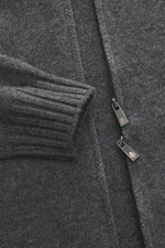 Nahaufnahme der Della Ciana Strickjacke dunkelgrau meliert von oben, zeigt mittelfeines Strickbild, Stehkragen, zwei-Wege-Reißverschluss, flexible Rippbündchen, Regular Fit, Mix aus Cashmere und Merinowolle mit weichem Griff.