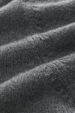 Nahaufnahme der dunkelgrau melierten Della Ciana Strickjacke aus Cashmere-Merinowolle, weicher Griff, mittelfeines Strickbild, Regular Fit, Stehkragen, flexible Rippbündchen, Zwei-Wege-Reißverschluss, Detailansicht des Stoffes.