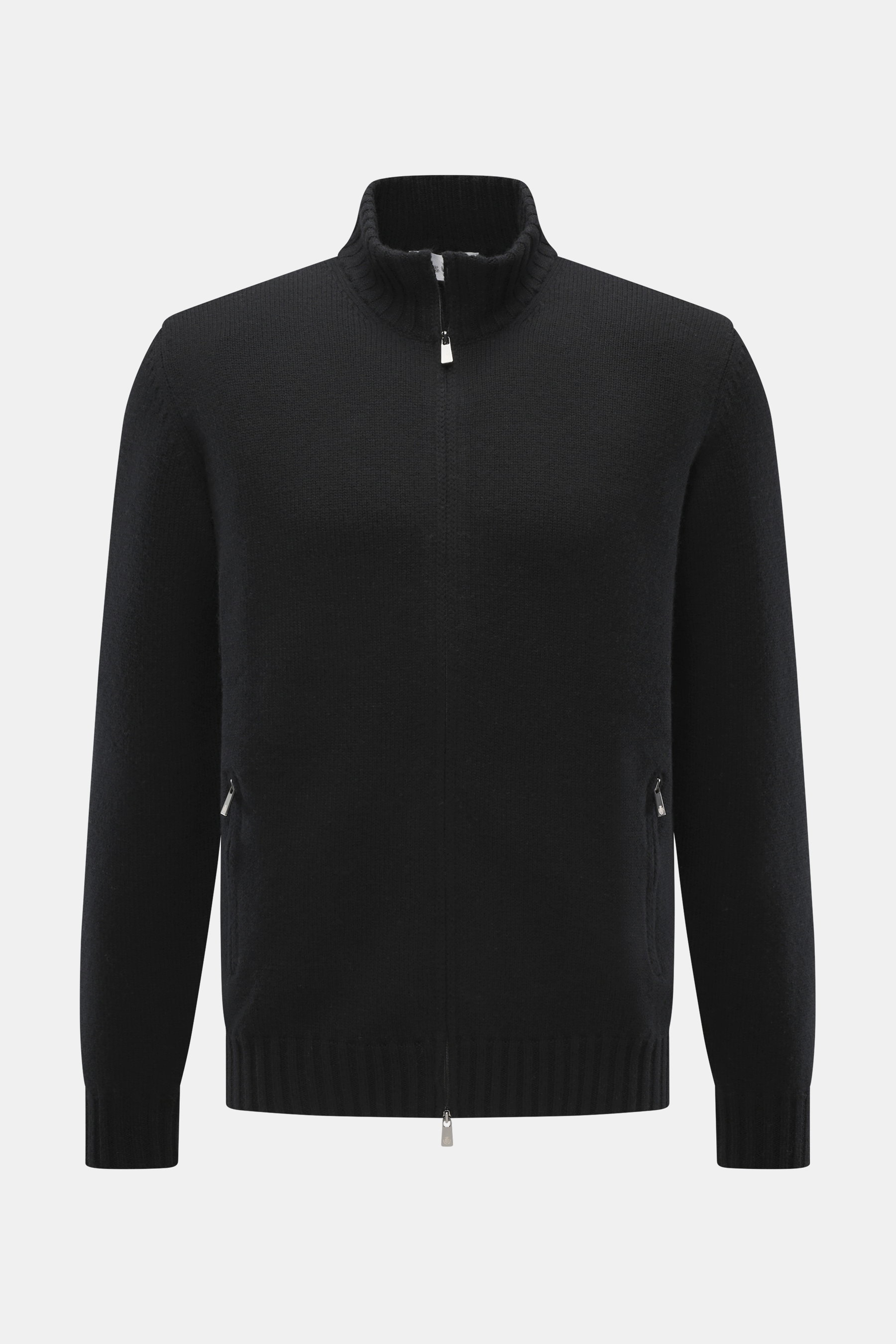 Frontale Nahaufnahme der Della Ciana Strickjacke schwarz mit Stehkragen, zwei-Wege-Reißverschluss, Regular Fit, weichem Griff, mittelfeinem Strickbild, Mix aus Cashmere und Merinowolle, flexiblen Rippbündchen.