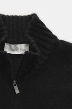 Nahaufnahme der Della Ciana Strickjacke schwarz, von oben fotografiert, mit Stehkragen, Zwei-Wege-Reißverschluss, Regular Fit, mittelfeinem Strickbild, Mix aus Cashmere und Merinowolle, weichem Griff und flexiblen Rippbündchen.