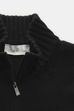 Nahaufnahme der Della Ciana Strickjacke schwarz, von oben fotografiert, mit Stehkragen, Zwei-Wege-Reißverschluss, Regular Fit, mittelfeinem Strickbild, Mix aus Cashmere und Merinowolle, weichem Griff und flexiblen Rippbündchen.