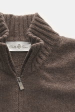 Nahaufnahme der Della Ciana Strickjacke graubraun meliert von oben, Mix aus Cashmere und Merinowolle, weicher Griff, mittelfeines Strickbild, Regular Fit, Zwei-Wege-Reißverschluss, Stehkragen, flexible Rippbündchen.
