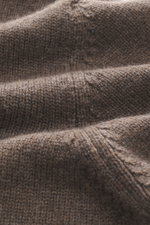 Nahaufnahme der Della Ciana Strickjacke graubraun meliert aus mittelfeinem Strickbild, fotografiert in Detail-Perspektive, zeigt weichen Griff, Mix aus Cashmere und Merinowolle, Regular Fit, Zwei-Wege-Reißverschluss, Stehkragen und flexible Rippbündchen.