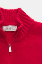 Nahaufnahme der roten Della Ciana Strickjacke mit Stehkragen, zwei-Wege-Reißverschluss, Regular Fit, mittelfeinem Strickbild, weichem Griff, Mix aus Cashmere und Merinowolle und flexiblen Rippbündchen, von oben fotografiert.