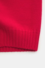 Della Ciana Strickjacke rot, Detailansicht von Ärmelbündchen mit weichem Griff, mittelfeinem Strickbild, Cashmere-Merinowolle, Regular Fit, Stehkragen, Zwei-Wege-Reißverschluss, flexible Rippbündchen.