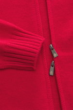 Nahaufnahme der Della Ciana Strickjacke rot von vorne, mittelfeines Strickbild, weicher Griff, Regular Fit, Stehkragen, Zwei-Wege-Reißverschluss, flexible Rippbündchen, Mix aus Cashmere und Merinowolle.