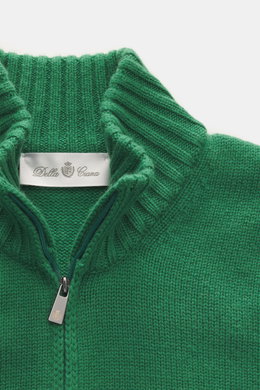 Nahaufnahme aus schräger Vogelperspektive der Della Ciana Strickjacke grün mit Stehkragen, zwei-Wege-Reißverschluss, mittelfeinem Strickbild, Regular Fit, weichem Griff, flexible Rippbündchen, Mix aus Cashmere und Merinowolle.