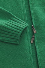 Nahaufnahme der Della Ciana Strickjacke grün, fotografiert von vorne, mit mittelfeinem Strickbild, weichem Griff, Stehkragen, Regular Fit, flexible Rippbündchen, Mix aus Cashmere und Merinowolle und Zwei-Wege-Reißverschluss.