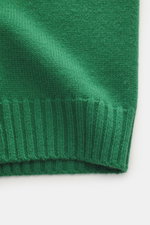Nahaufnahme der Della Ciana Strickjacke grün von unten, zeigt mittelfeines Strickbild, weichen Griff, flexible Rippbündchen, Regular Fit, Cashmere-Merinomix, Stehkragen, Zwei-Wege-Reißverschluss.