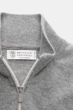 Nahaufnahme der Brunello Cucinelli Cashmere Strickjacke grau meliert von oben, zeigt anliegenden Stehkragen, Zwei-Wege-Zipper, feines Strickbild und schmale Kontrastkanten.