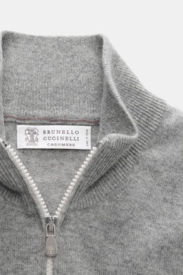 Nahaufnahme der Brunello Cucinelli Cashmere Strickjacke grau meliert von oben, zeigt anliegenden Stehkragen, Zwei-Wege-Zipper, feines Strickbild und schmale Kontrastkanten.