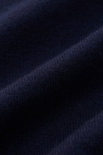 Brunello Cucinelli Cashmere Strickjacke navy in Nahaufnahme, weiches, feines Strickbild, schmale Kontrastkanten, Regular Fit, Zwei-Wege-Zipper.