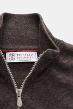 Nahaufnahme der braun melierten Brunello Cucinelli Cashmere Strickjacke mit stehendem Kragen, feinem Strickbild und Zwei-Wege-Reißverschluss.