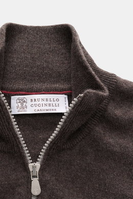 Nahaufnahme der braun melierten Brunello Cucinelli Cashmere Strickjacke mit stehendem Kragen, feinem Strickbild und Zwei-Wege-Reißverschluss.