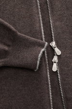 Nahaufnahme der braun melierten Brunello Cucinelli Cashmere Strickjacke mit feinen Kontrasträndern, Zwei-Wege-Zipper und weichem Griff.