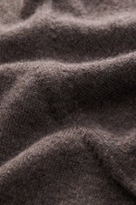 Nahaufnahme der braun melierten Brunello Cucinelli Cashmere Strickjacke aus feinem Strickbild mit weichem Griff, Regular Fit, Stehkragen und Zwei-Wege-Reißverschluss.