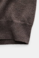 Detailaufnahme einer braun melierten Brunello Cucinelli Cashmere Strickjacke, schmale Kontrastkanten, weicher Griff, feines Strickbild, Rippbündchen.