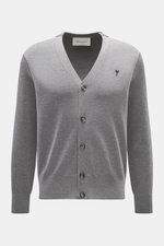 Ami Paris Merino Cardigan grau meliert, frontale Nahaufnahme, V-Neck, fünf Knöpfe, Logo-Stitching, reine Merinowolle, Regular Fit, weicher Griff, feines Strickbild, Rippbündchen.