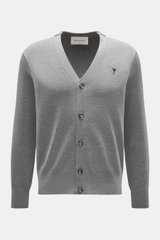 Ami Paris Merino Cardigan grau meliert, frontale Nahaufnahme, V-Neck, fünf Knöpfe, Logo-Stitching, reine Merinowolle, Regular Fit, weicher Griff, feines Strickbild, Rippbündchen.