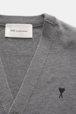 Nahaufnahme des Ami Paris Merino Cardigan grau meliert von oben, V-Neck, feines Strickbild, reiner Merinowolle, Logo-Stitching, weicher Griff.