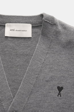 Nahaufnahme des Ami Paris Merino Cardigan grau meliert von oben, V-Neck, feines Strickbild, reiner Merinowolle, Logo-Stitching, weicher Griff.