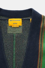 Nahaufnahme des Guest In Residence Cashmere Cardigan navy/grün/rostbraun gestreift von oben, reiner Cashmere, weicher Griff, mittelfeines Strickbild, Regular Fit, glatte Knopfleiste, V-Neck.
