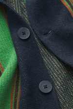 Nahaufnahme aus schräger Perspektive des Guest In Residence Cashmere Cardigan navy/grün/rostbraun gestreift mit reiner Cashmere, weichem Griff, mittelfeinem Strickbild, Regular Fit, glatter Knopfleiste und V-Neck.