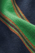 Nahaufnahme aus schräger Perspektive des Guest In Residence Cashmere Cardigan navy/grün/rostbraun gestreift mit mittelfeinem Strickbild, reiner Cashmere, weicher Griff, Regular Fit, glatter Knopfleiste und V-Neck.