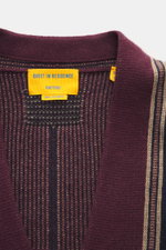 Nahaufnahme des Kragens von Guest In Residence Cashmere Cardigan bordeaux/navy/sand gestreift, von oben fotografiert, reiner Cashmere, weicher Griff, mittelfeines Strickbild, Regular Fit, glatte Knopfleiste, V-Neck.