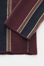 Nahaufnahme von Guest In Residence Cashmere Cardigan bordeaux/navy/sand gestreift, von oben fotografiert, reiner Cashmere, weicher Griff, mittelfeines Strickbild, Regular Fit, glatte Knopfleiste, V-Neck.