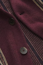 Nahaufnahme aus schräger Perspektive des Guest In Residence Cashmere Cardigan bordeaux/navy/sand gestreift mit reiner Cashmere-Qualität, weichem Griff, mittelfeinem Strickbild, Regular Fit, glatter Knopfleiste und V-Neck.