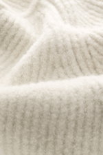 Massimo Osti Studio Strickjacke creme, Detailaufnahme aus Nähe, voluminöses Strickbild, weicher Griff, Mix aus Wolle und Microfaser.